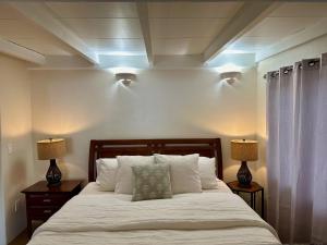 土桑One Bedroom Apartment at Rancho Rillito的卧室配有带两盏灯的白色床