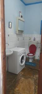 蒙巴萨Masula Homes的一间带洗衣机和卫生间的浴室