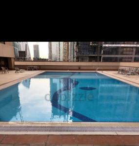 迪拜Paz Holiday Luxurious Space的大楼里的一个大型蓝色游泳池