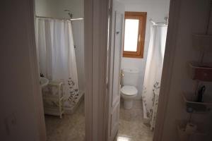 特连特Casa rural La Endrina的白色的浴室设有卫生间和窗户。
