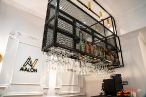 瓦莱塔Avalon Boutique的挂在架子上的一束酒杯