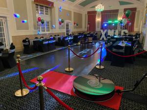 斯托桥塔尔博特酒店的舞厅的舞池,舞厅里有一个舞台,有气球