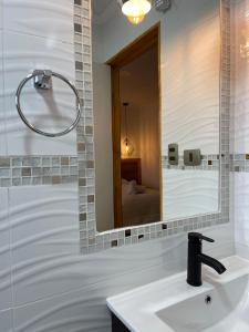 利纳雷斯维多利亚塞德酒店的一间带水槽和镜子的浴室