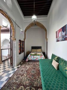 拉巴特Riad Palais D'Or的一间卧室配有一张床和一张沙发
