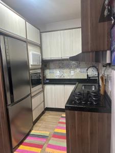 卡斯卡韦尔Aluga-se casa para Show rural的厨房配有不锈钢冰箱和炉灶。