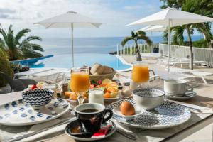 圣弗朗索瓦阿茂多酒店的一张桌子,早餐包括橙汁和水果