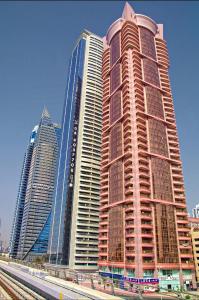 迪拜Paz Holiday Luxurious Space的城市中一群高大的建筑