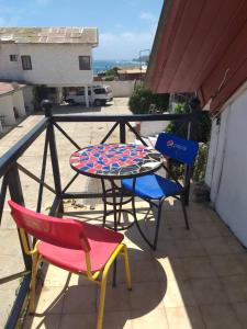 埃尔基斯科Hotel Brisas del Quisco的阳台上配有两把椅子、一张桌子和两把椅子
