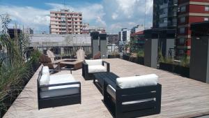布宜诺斯艾利斯Hermoso departamento a estrenar, Calido y Unico的大楼内的阳台配有桌椅