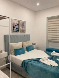 TrafariaMaria Trafaria House的一间卧室配有一张带蓝色枕头的大床