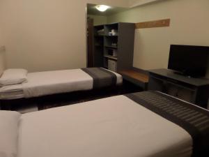 斯瑞德伯斯瑞德伯河酒店 的客房设有两张床和一张带电脑的书桌