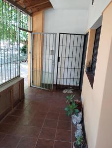 Las HerasDepartamento West的走廊设有门,铺有瓷砖地板