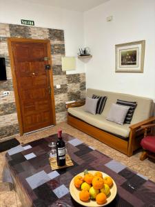 巴尔塞基略Chalet Rutas de Valsequillo的客厅配有沙发和带果盘的桌子