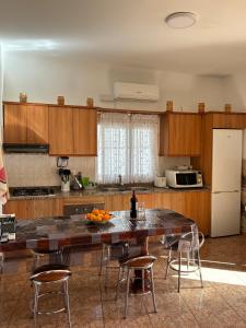 巴尔塞基略Chalet Rutas de Valsequillo的厨房配有桌椅和冰箱。