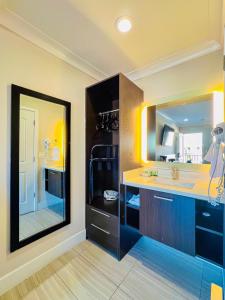 旧金山格林威治酒店的一间带水槽和大镜子的浴室