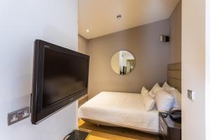伦敦太空公寓的一间卧室设有平面电视和一张床。