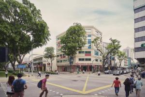 新加坡Tai Hoe Hotel的一群人穿过城市的街道