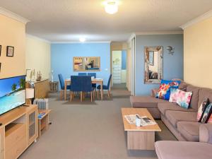 尼尔森湾港口唐纳德街12/1单元公寓的客厅配有沙发和桌子