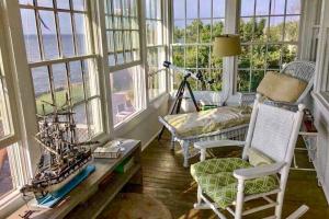 Cherry GroveCherry Grove Enchantment的客厅设有窗户和桌椅