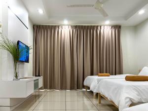 太平Modern Muji Home Retreat near Taiping Lake Garden with Free Netflix的酒店客房设有两张床和电视。