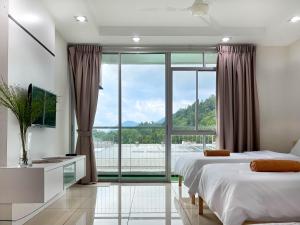 太平Modern Muji Home Retreat near Taiping Lake Garden with Free Netflix的一间卧室设有两张床和大窗户