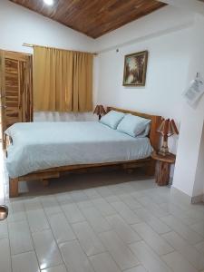 Las TunasNueva Tierra, Ayampe-Suite的一间卧室,卧室内配有一张大床