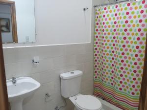 Las TunasNueva Tierra, Ayampe-Suite的浴室设有卫生间、水槽和淋浴帘