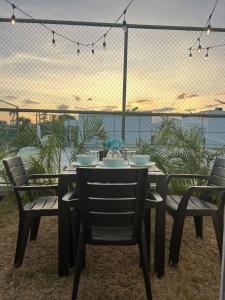 里奥阿托Beach-Style Pool Villa Paradise的一张桌子和椅子,享有海景