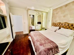 Zamalek Luxury Ultra Home客房内的一张或多张床位