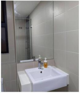 塞贝维WORK FROM HOME -NO OVERNIGHT STAY -9am-6pm -SAME DAY CHECKOUT-Wi-Fi-Netflix-Parking-Pool的浴室设有白色水槽和镜子