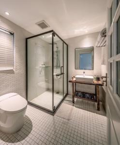 深圳深圳6号花园别墅酒店（蛇口海上世界店）的带淋浴、卫生间和盥洗盆的浴室