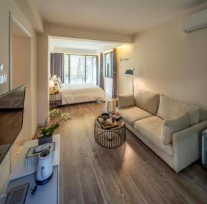 深圳深圳6号花园别墅酒店（蛇口海上世界店）的客厅配有沙发和1张床