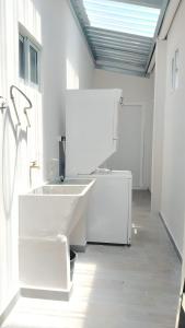里奥阿托Beach villa with cozy terrace的白色的浴室设有两个盥洗盆和窗户。
