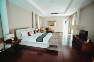 塞米亚克加瓦纳皇家别墅酒店的一间大卧室,配有一张大床和一台电视