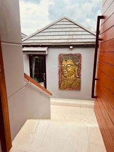 苏梅岛Villa Tropical Cocoon的房屋一侧的头部画