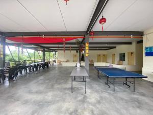 JasinKesang Farm Jasin Melaka by I Housing的大房间,设有乒乓球桌