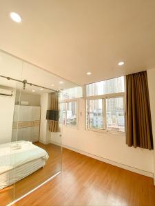 胡志明市Aloha House Apartment的一间卧室设有一张床和一个大窗户