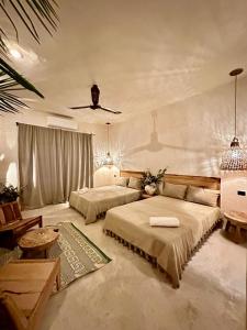 巴利亚多利德Casa Sílice的一间卧室设有两张床和天花板