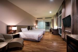 新店矽谷温泉会馆的配有一张床和一台平面电视的酒店客房