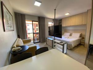 巴西利亚Flat central em brasilia的一间酒店客房,配有一张床和一台电视