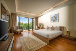 岘港Blue Ocean Villas Danang的一间卧室配有一张床和一台电视。