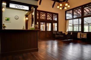 山中湖村Village Kagetsuen的一间酒吧,位于带木地板和窗户的客房