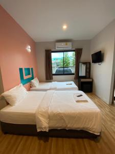 班昌Nirvana@Phala的酒店客房设有两张床和窗户。