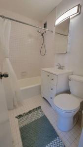 阿林顿One bedroom apartment for rent, 4 sleeper的浴室配有卫生间、盥洗盆和淋浴。