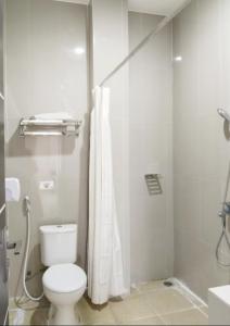 武吉丁宜KHARIZ HOTEL的白色的浴室设有卫生间和淋浴。