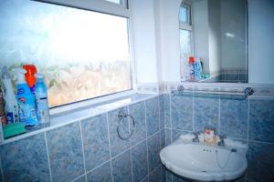 巴特利3 Bed House with Exceptional view的一间带水槽和窗户的浴室