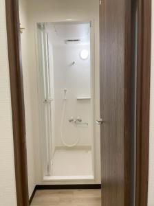 广岛広島ゲストハウス Nice Day的带淋浴、水槽和淋浴的浴室