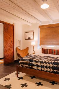 圣达菲Pueblo Bonito Santa Fe的一间卧室,卧室内配有一张床和一把椅子