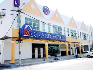 巴力拉惹RG格兰德酒店的一家大酒店,前面有停车场