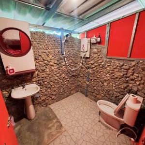 帕干岛Simple Garden Resort的石质浴室设有水槽和卫生间